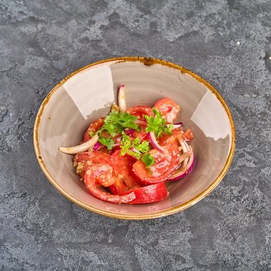 Салат с маринованными томатами - фото
