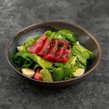 Салат с тунцом, томатами и авокадо - фото
